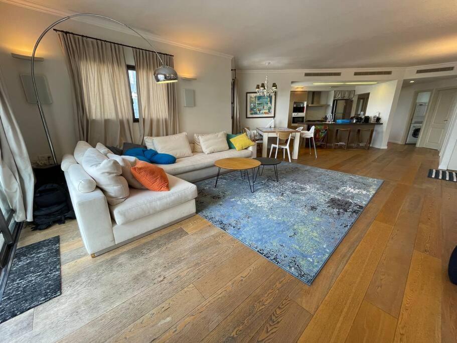 Beautiful Penthouse W/Amazing View, Prime Location Appartement Ramat Gan Buitenkant foto