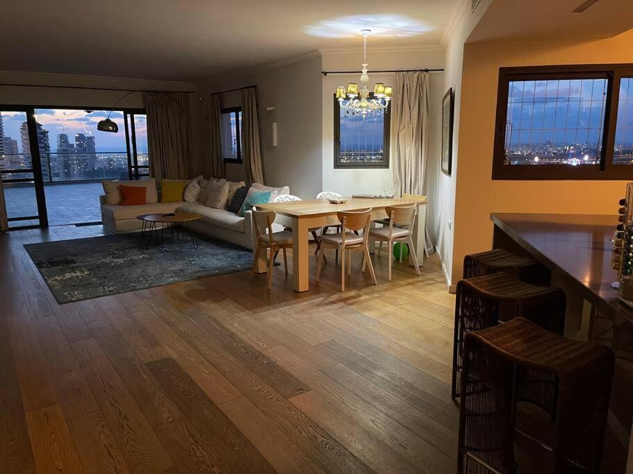 Beautiful Penthouse W/Amazing View, Prime Location Appartement Ramat Gan Buitenkant foto