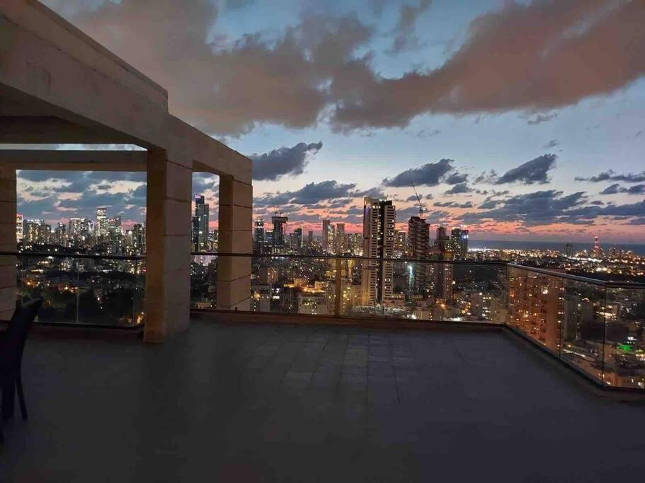 Beautiful Penthouse W/Amazing View, Prime Location Appartement Ramat Gan Buitenkant foto
