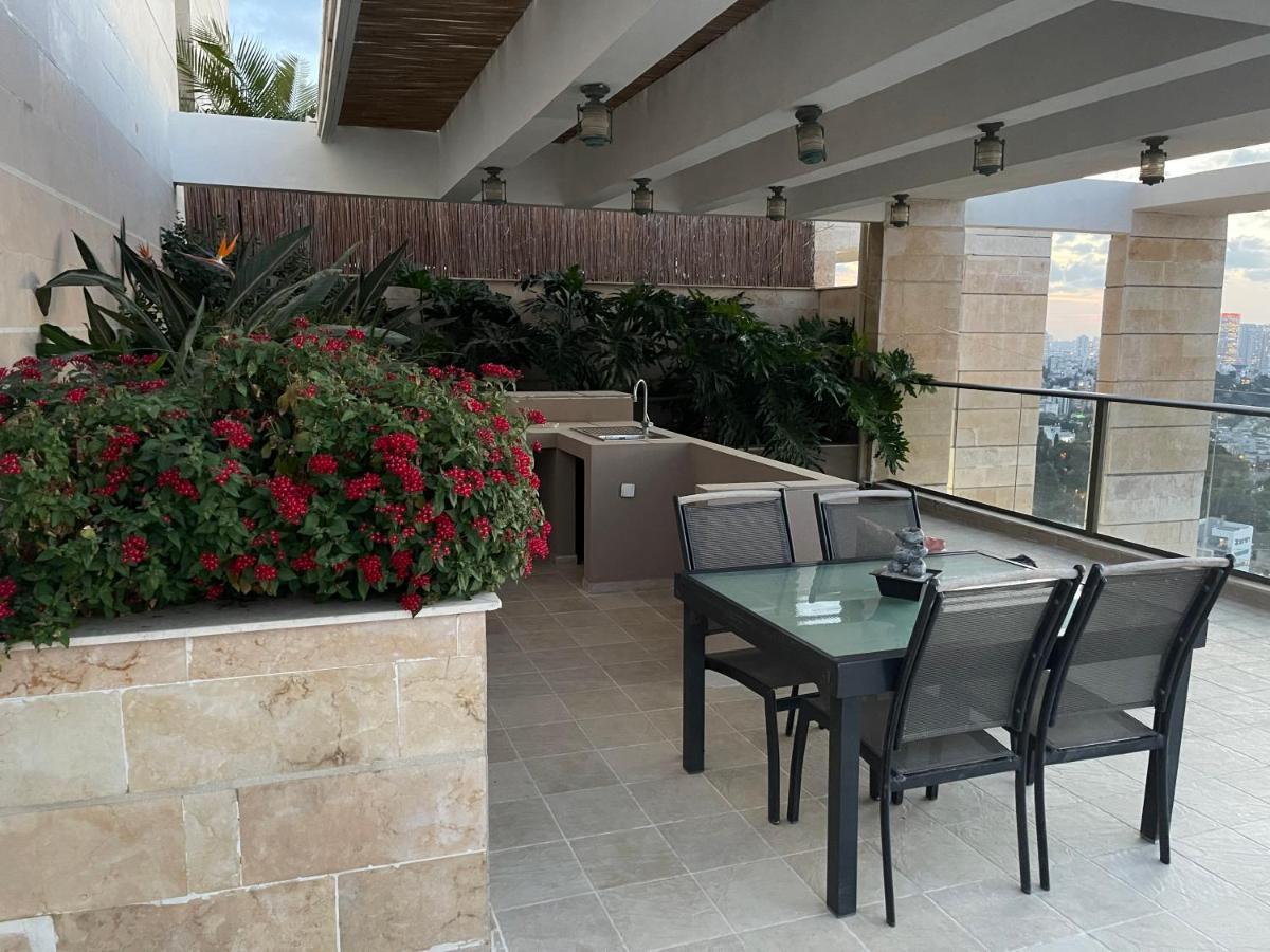Beautiful Penthouse W/Amazing View, Prime Location Appartement Ramat Gan Buitenkant foto