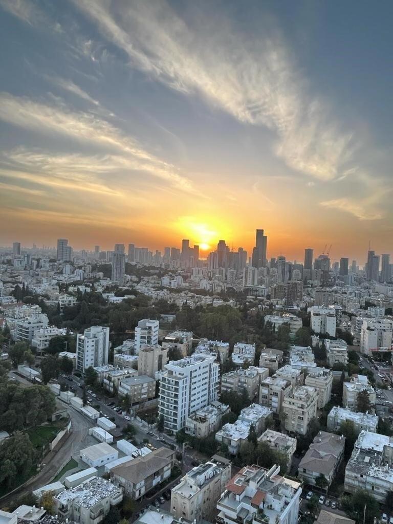 Beautiful Penthouse W/Amazing View, Prime Location Appartement Ramat Gan Buitenkant foto