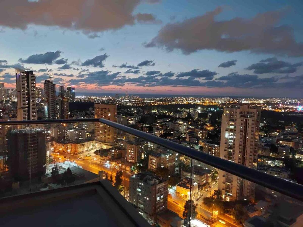 Beautiful Penthouse W/Amazing View, Prime Location Appartement Ramat Gan Buitenkant foto