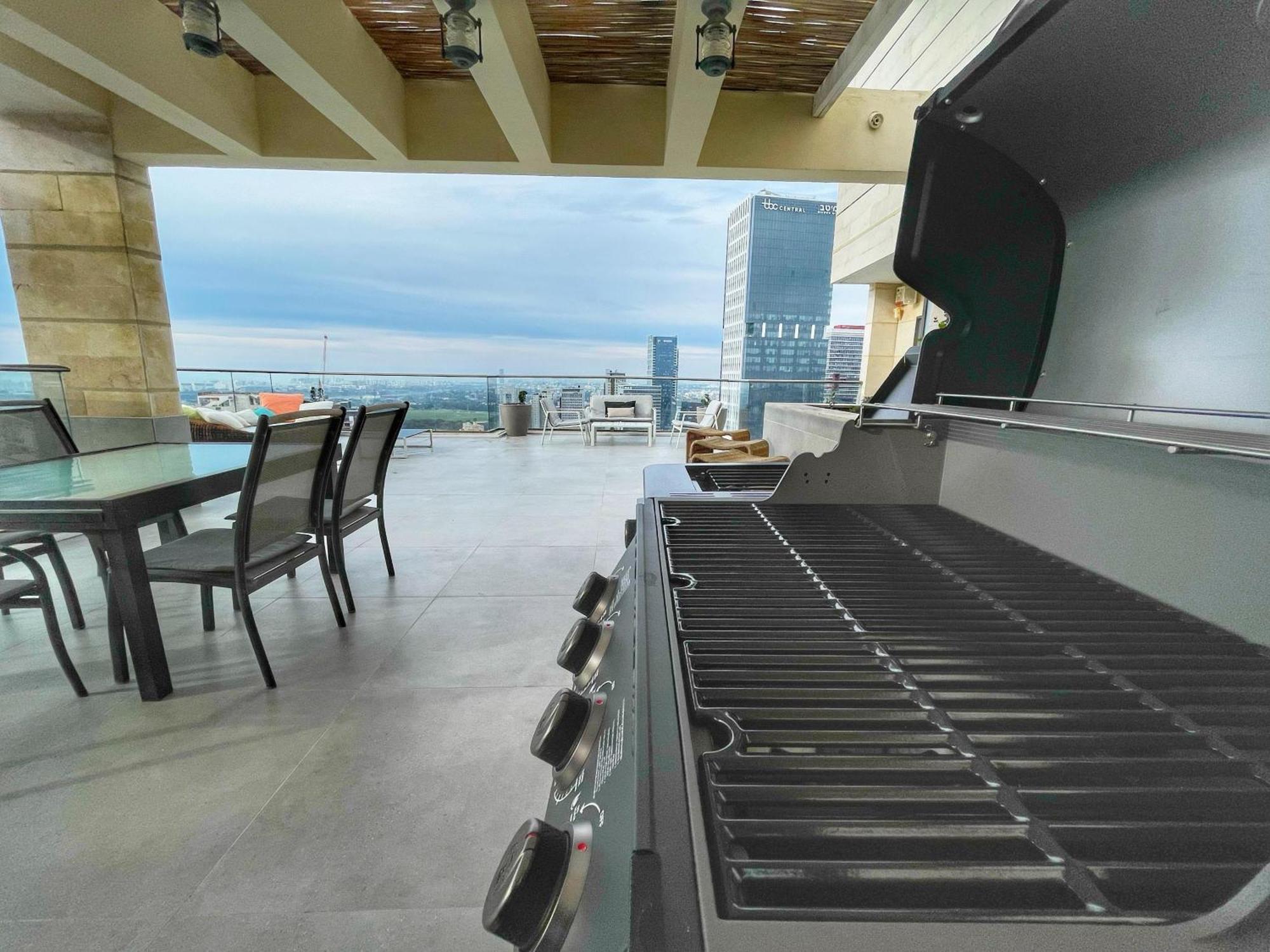 Beautiful Penthouse W/Amazing View, Prime Location Appartement Ramat Gan Buitenkant foto
